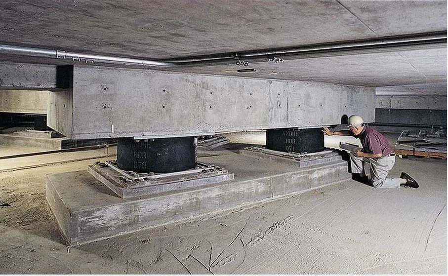 Diseño de Aislación Sísmica de Base en Lo Prado: Protección Superior para sus Proyectos